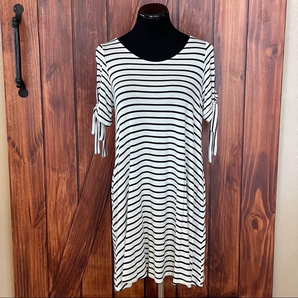 NWT Amelia James Tie Sleeve Dress with Pockets